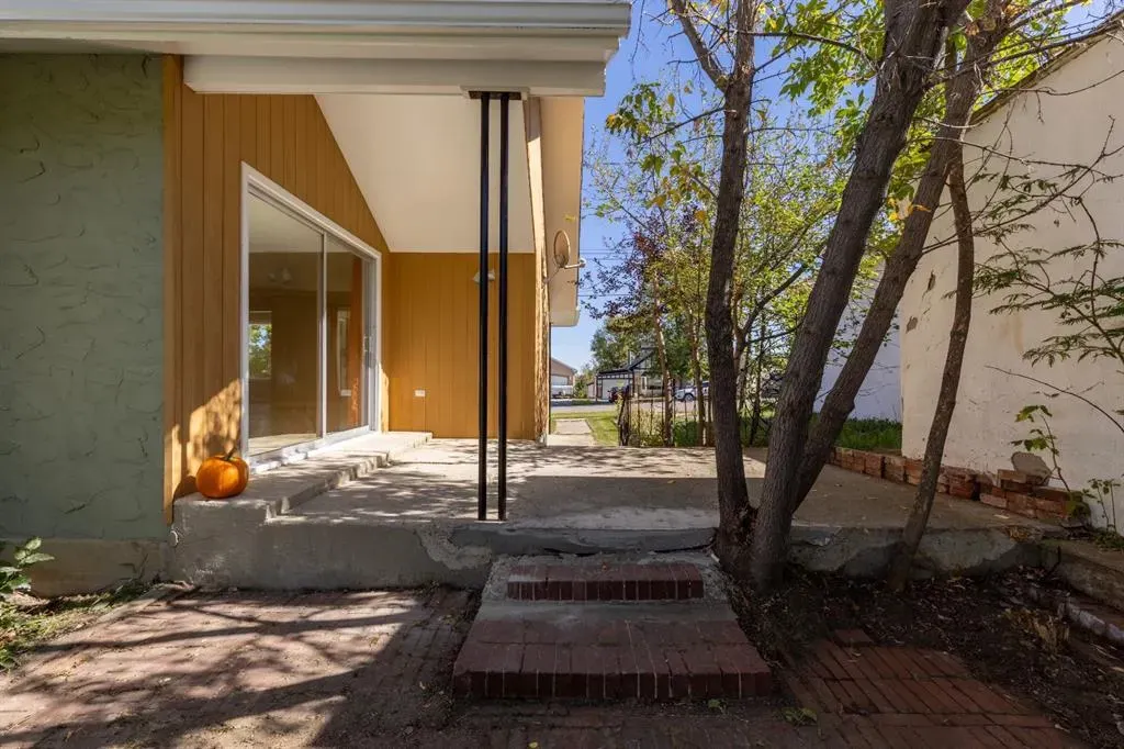 257 2 Street W