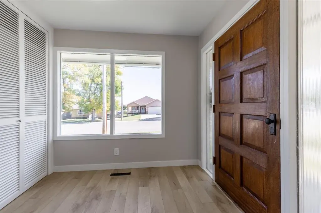 257 2 Street W