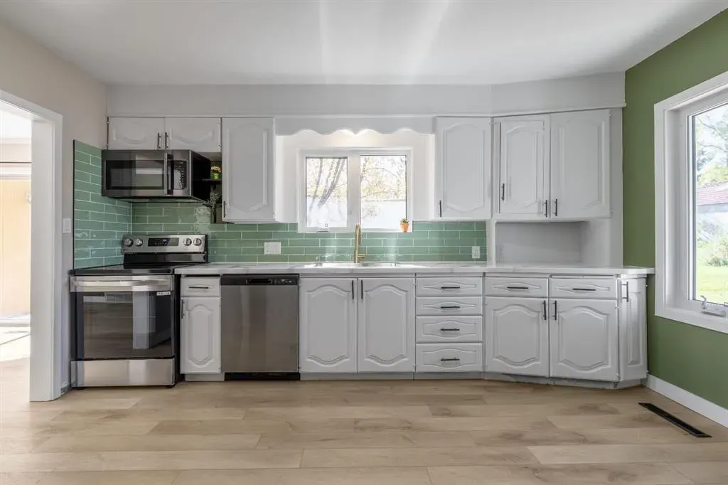 257 2 Street W