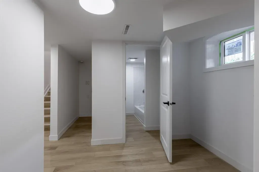 257 2 Street W