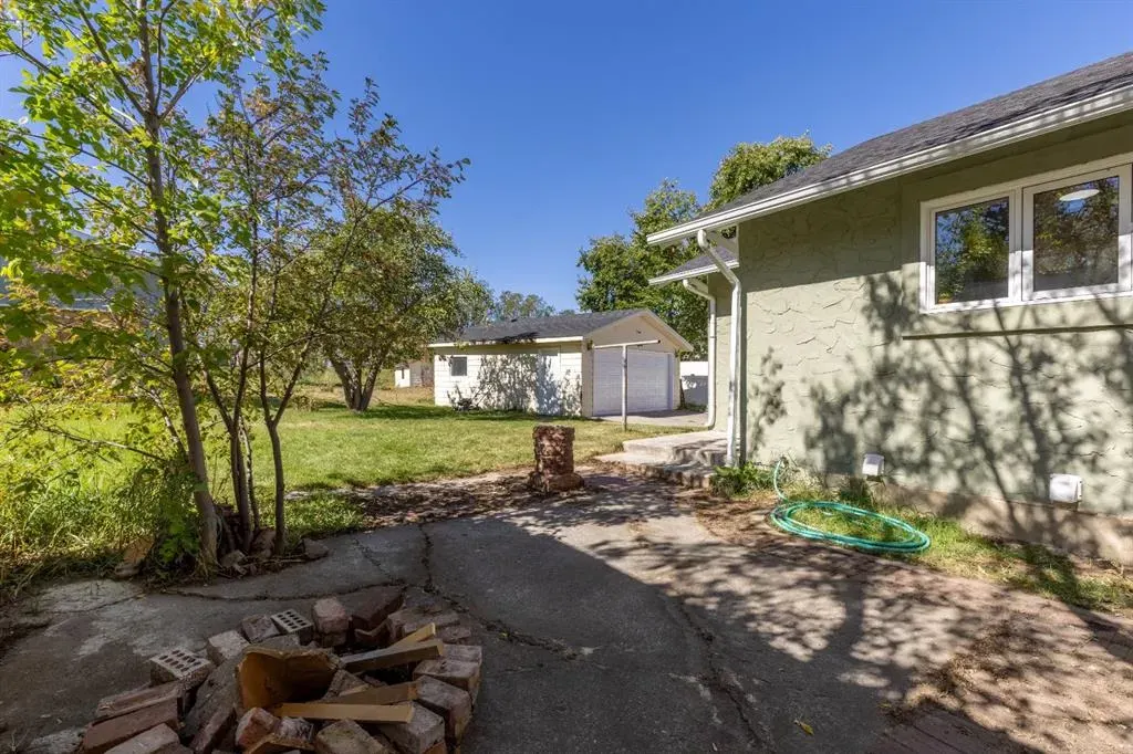 257 2 Street W