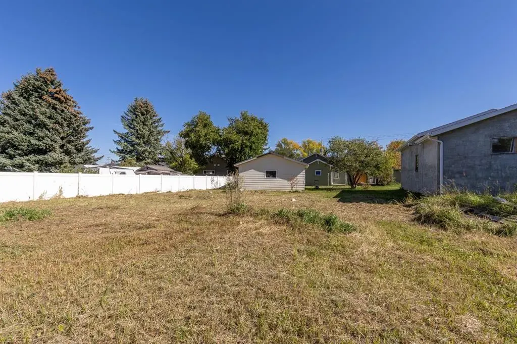 257 2 Street W