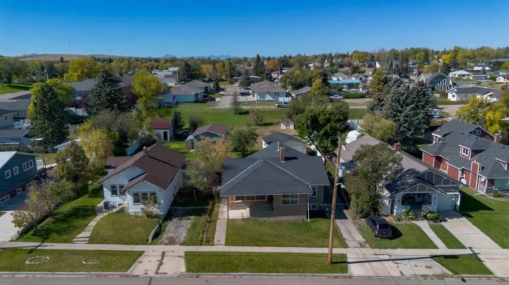 257 2 Street W
