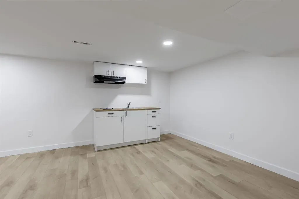 257 2 Street W