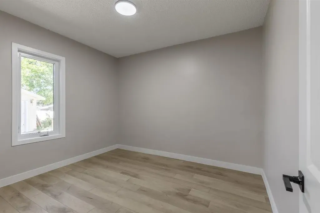 257 2 Street W