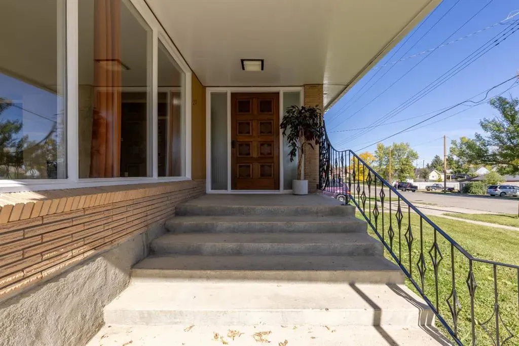 257 2 Street W