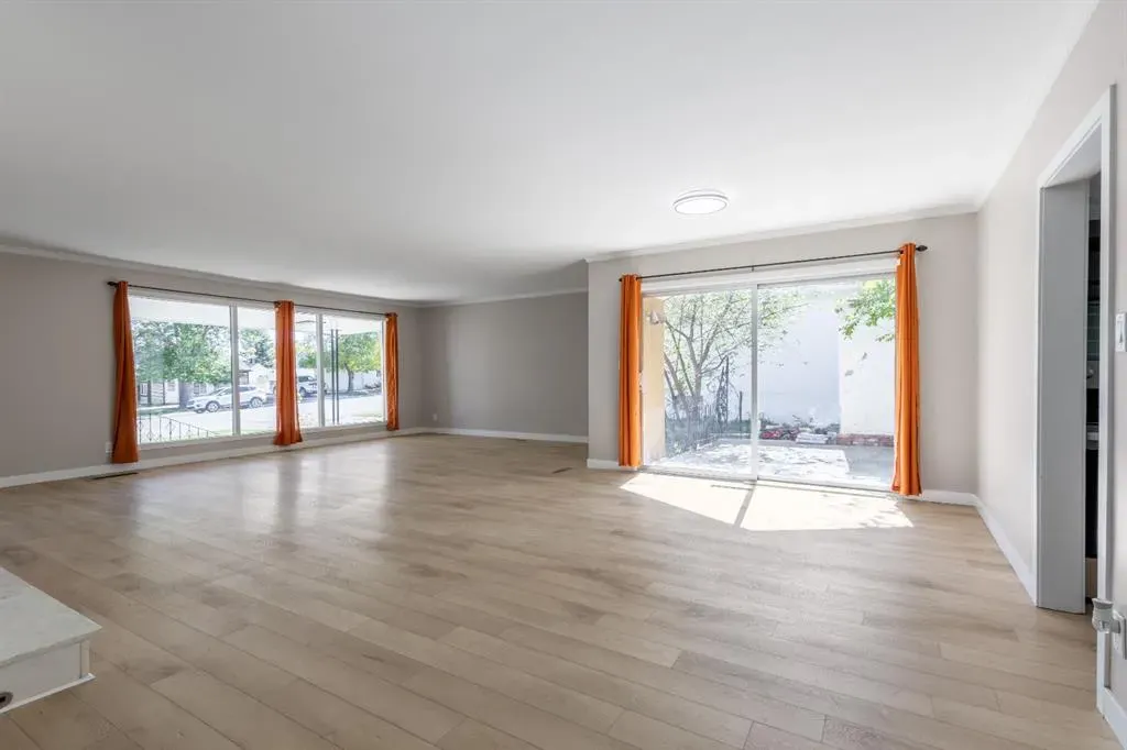 257 2 Street W