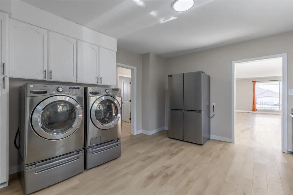 257 2 Street W