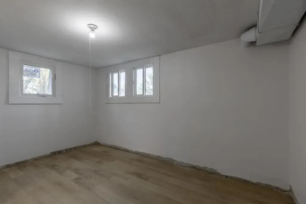 257 2 Street W