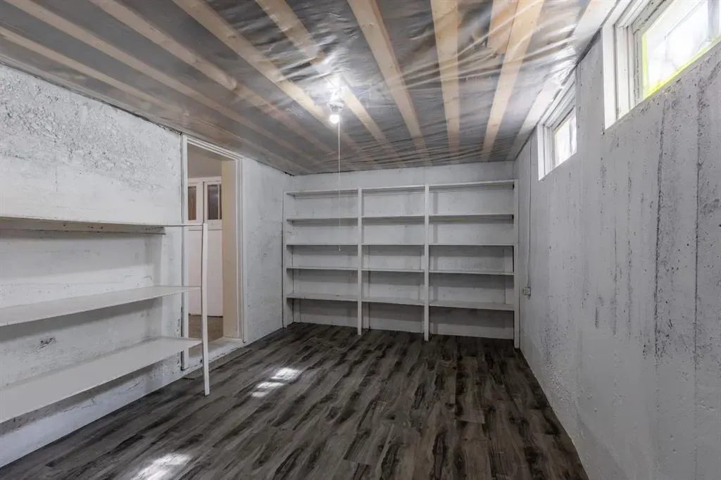 257 2 Street W