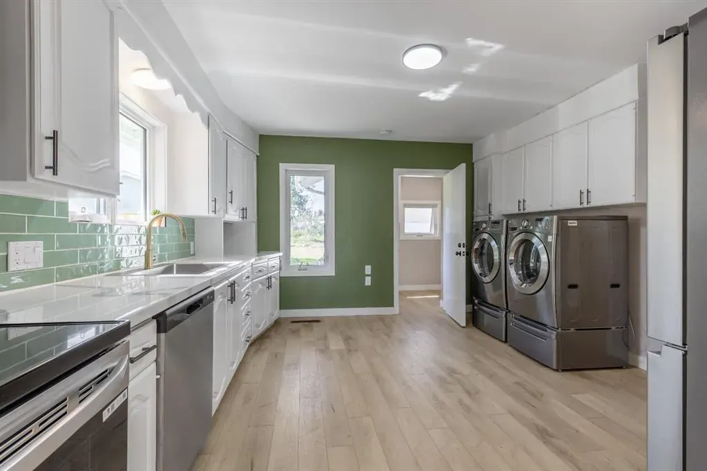 257 2 Street W