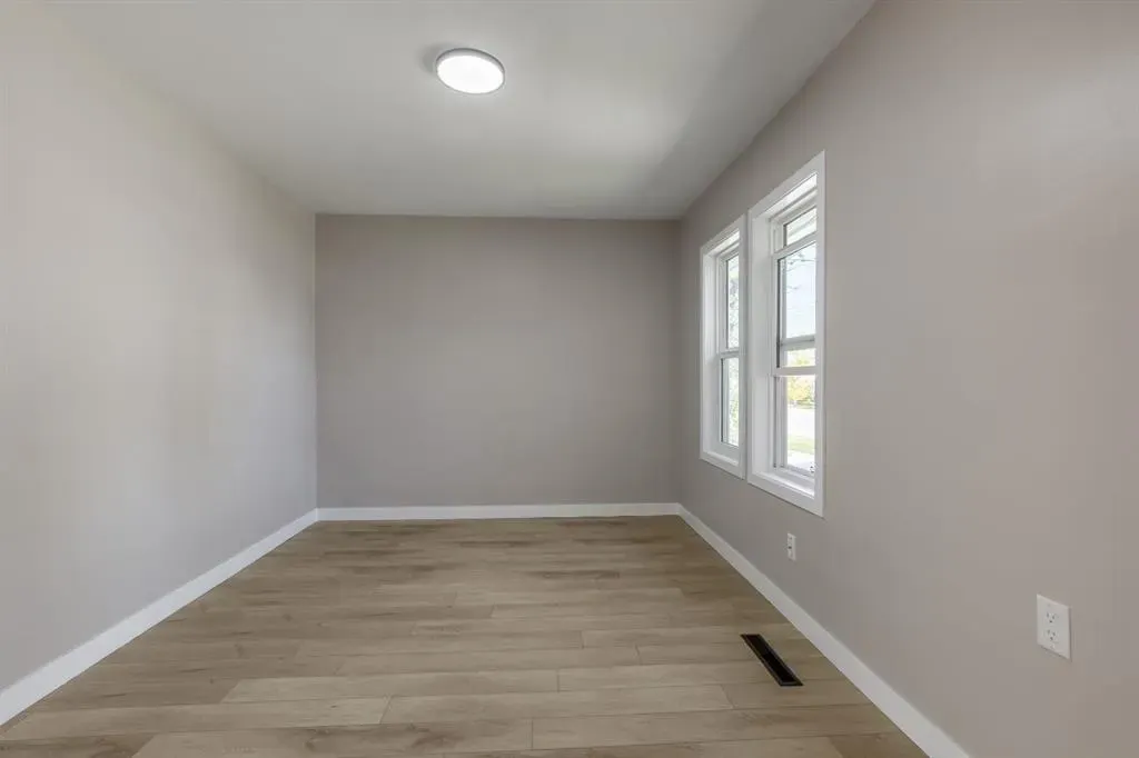 257 2 Street W