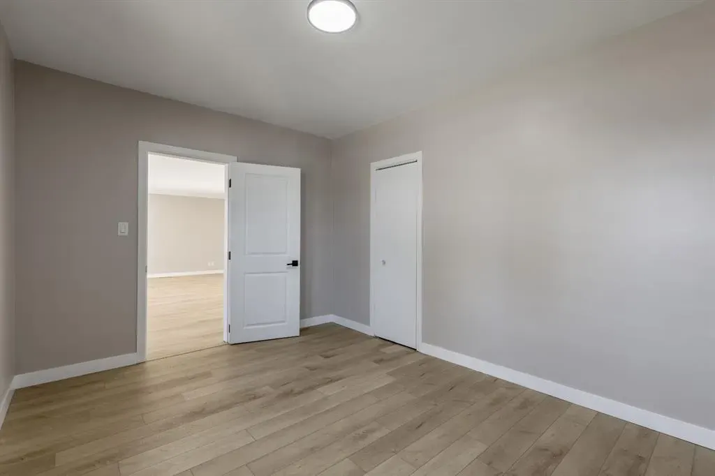 257 2 Street W