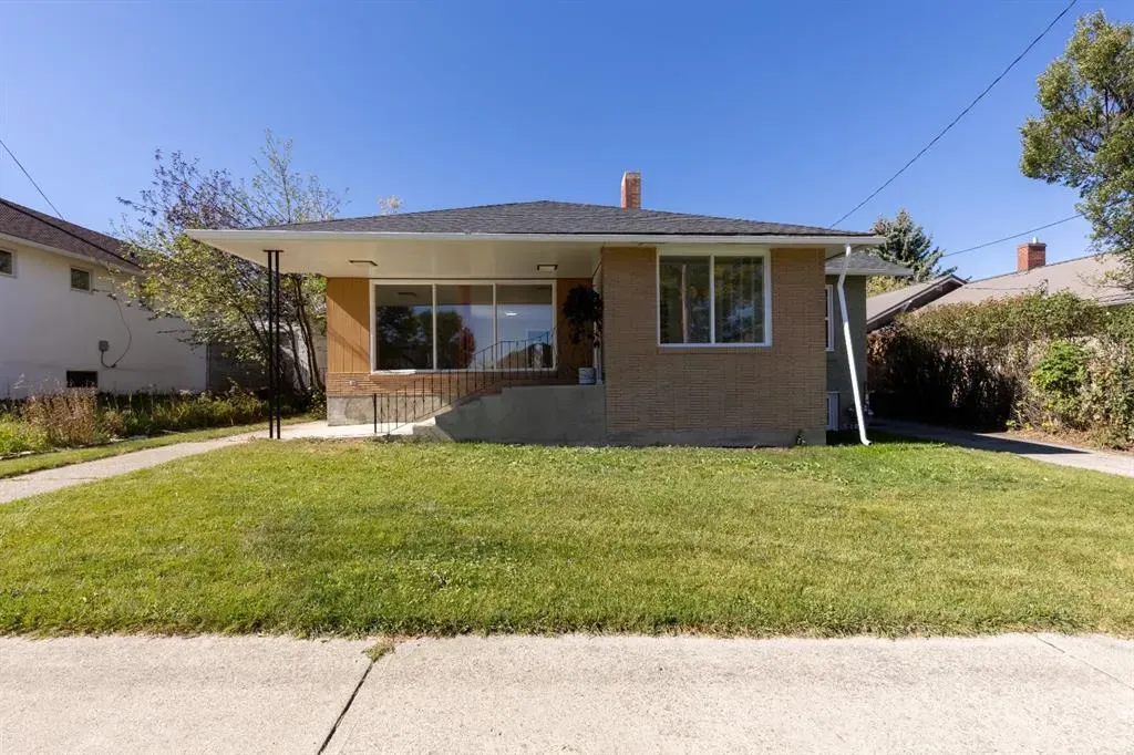 257 2 Street W