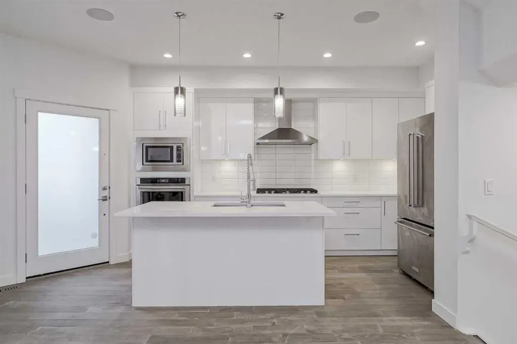 136 22 Avenue NE, #2