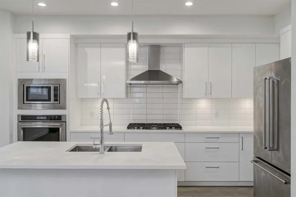 136 22 Avenue NE, #2