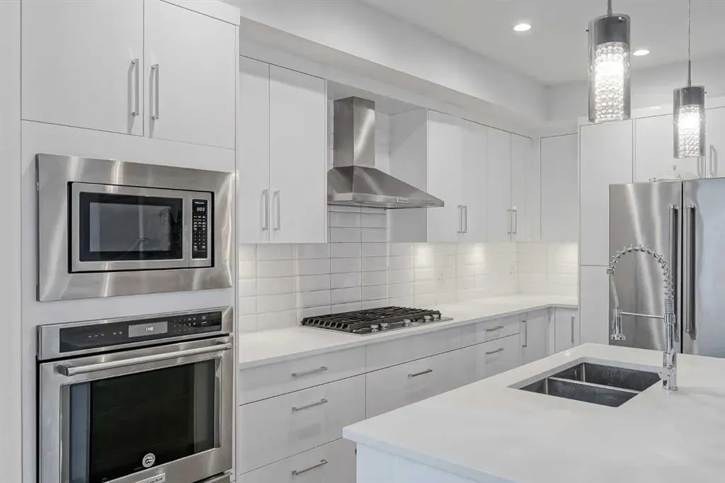 136 22 Avenue NE, #2