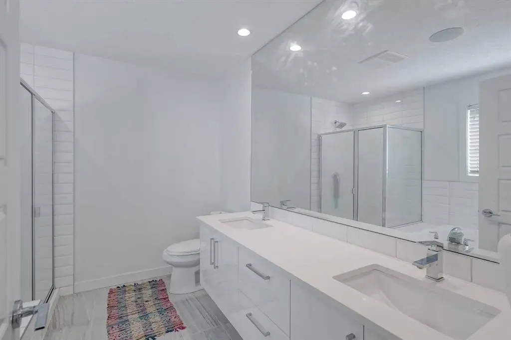136 22 Avenue NE, #2