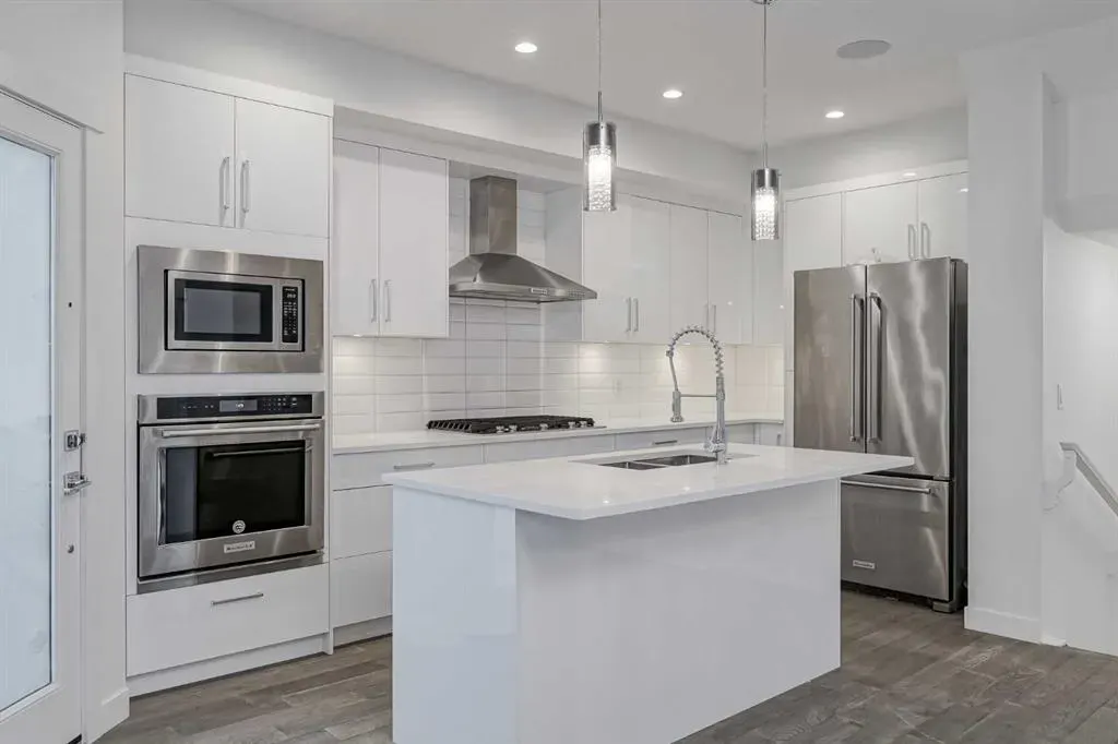 136 22 Avenue NE, #2