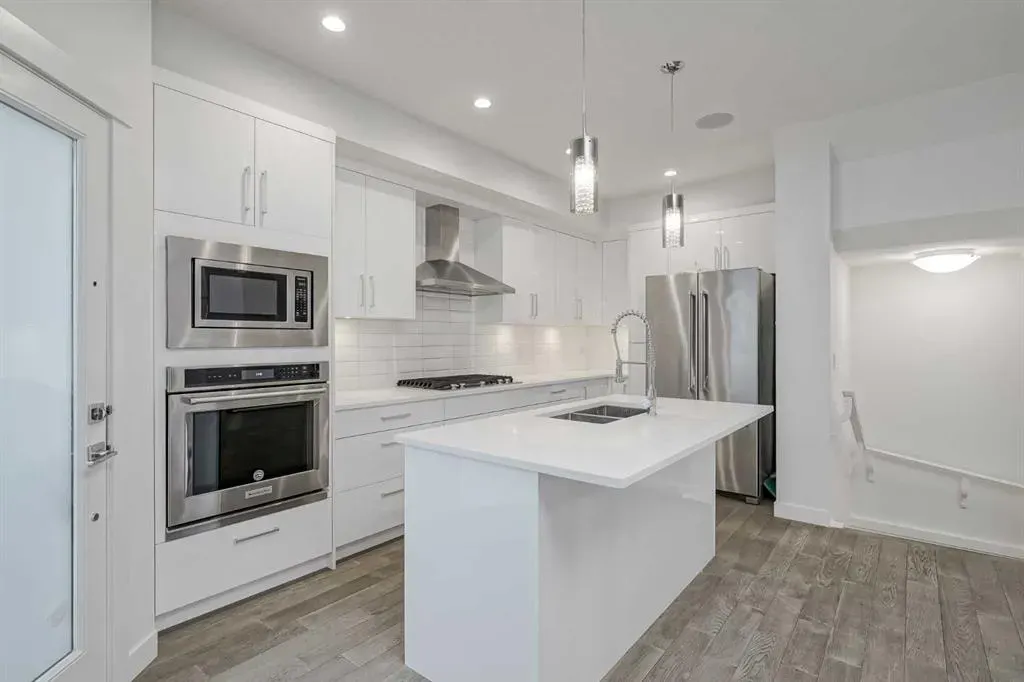 136 22 Avenue NE, #2
