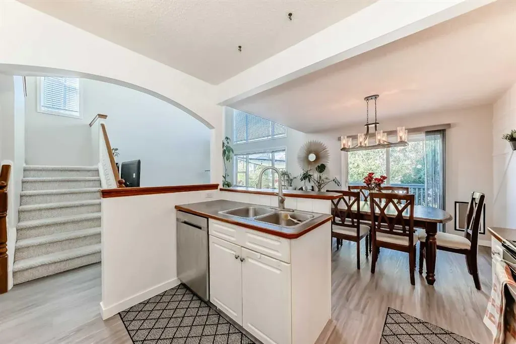 202 Bridlewood Court SW
