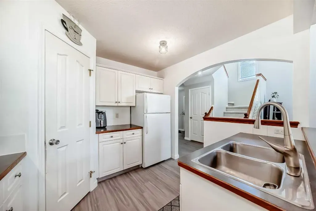 202 Bridlewood Court SW
