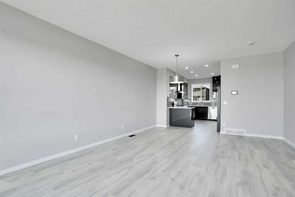 74 Corner Glen Grove NE