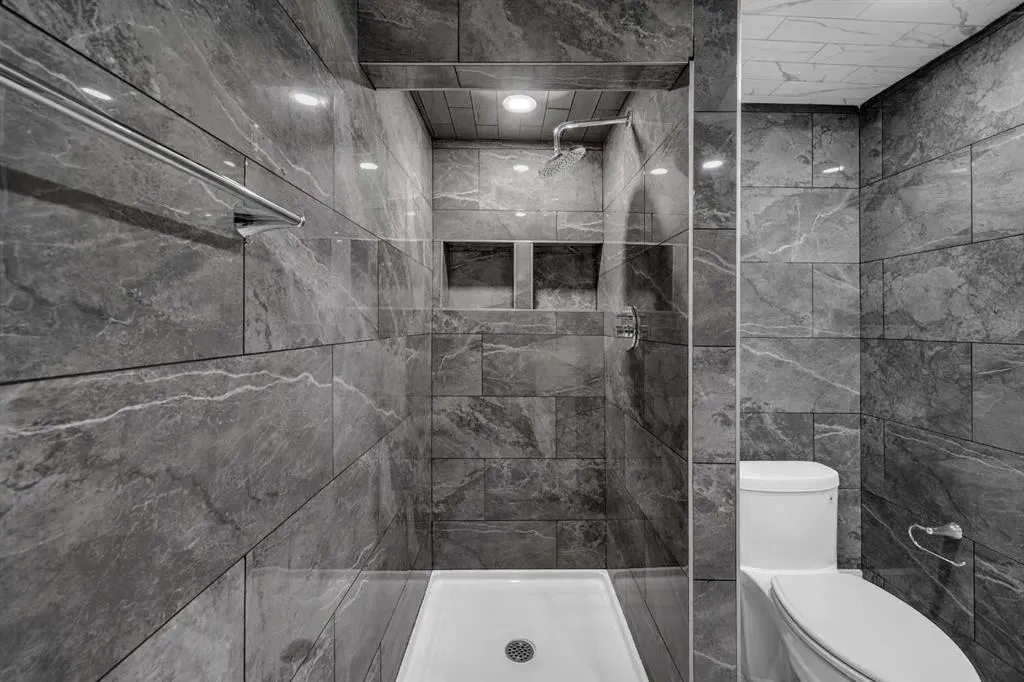 80 Canoe Square SW