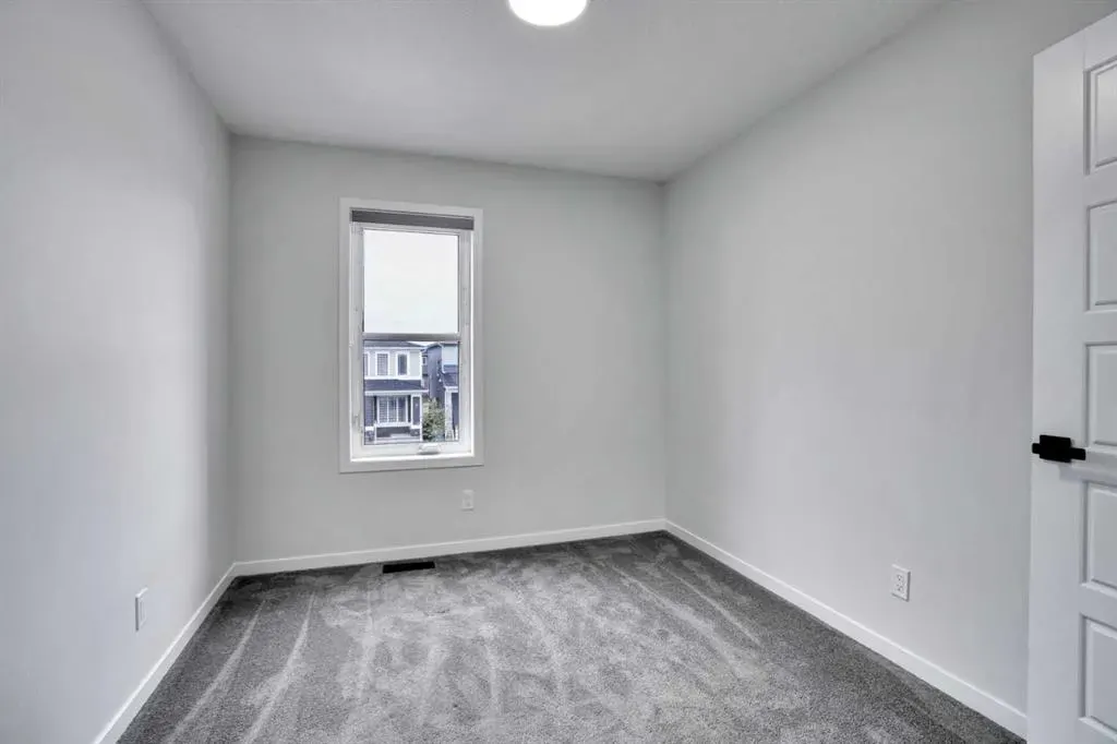 8 Corner Glen Row NE