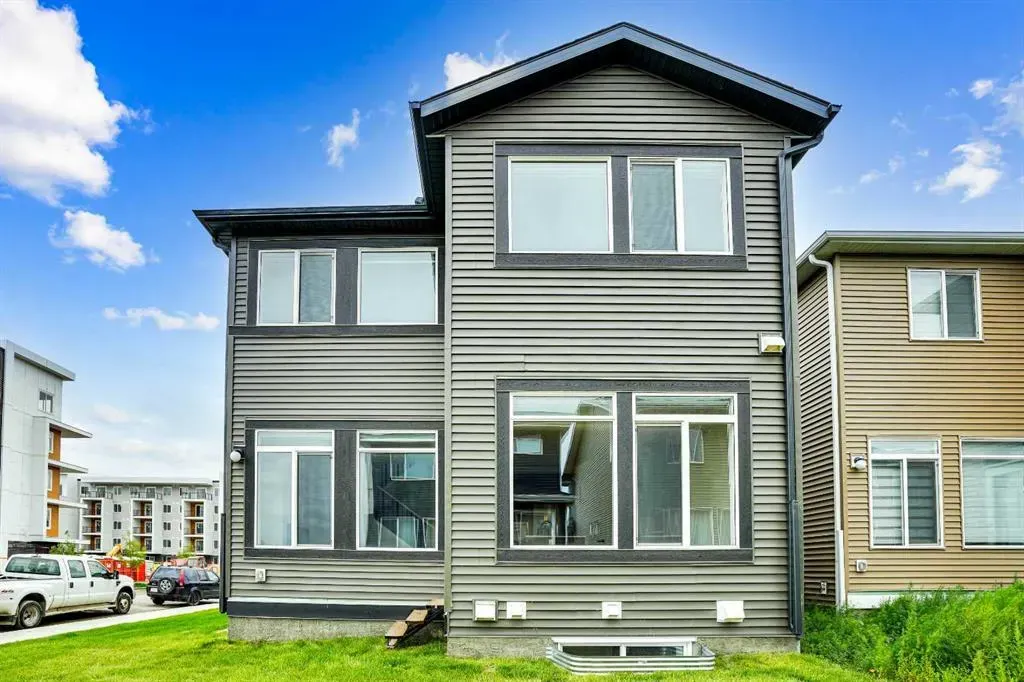 8 Corner Glen Row NE