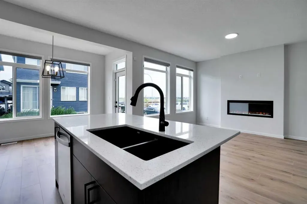 8 Corner Glen Row NE