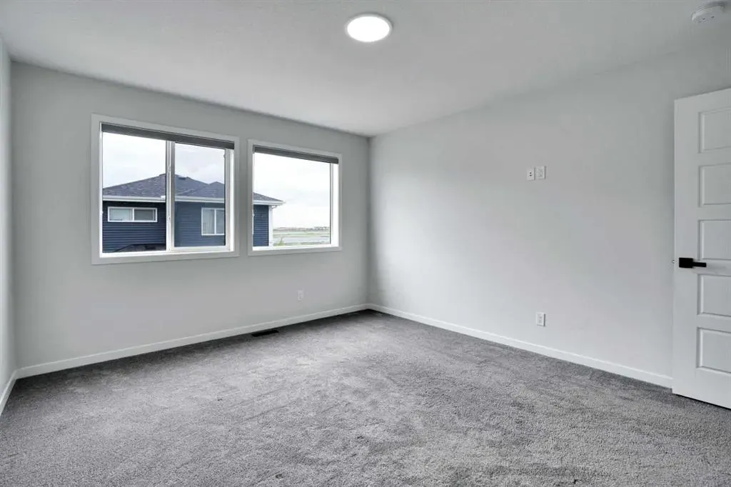 8 Corner Glen Row NE