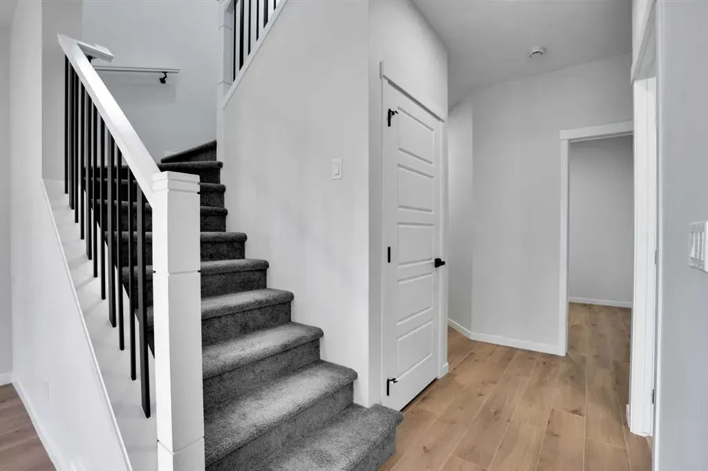 8 Corner Glen Row NE