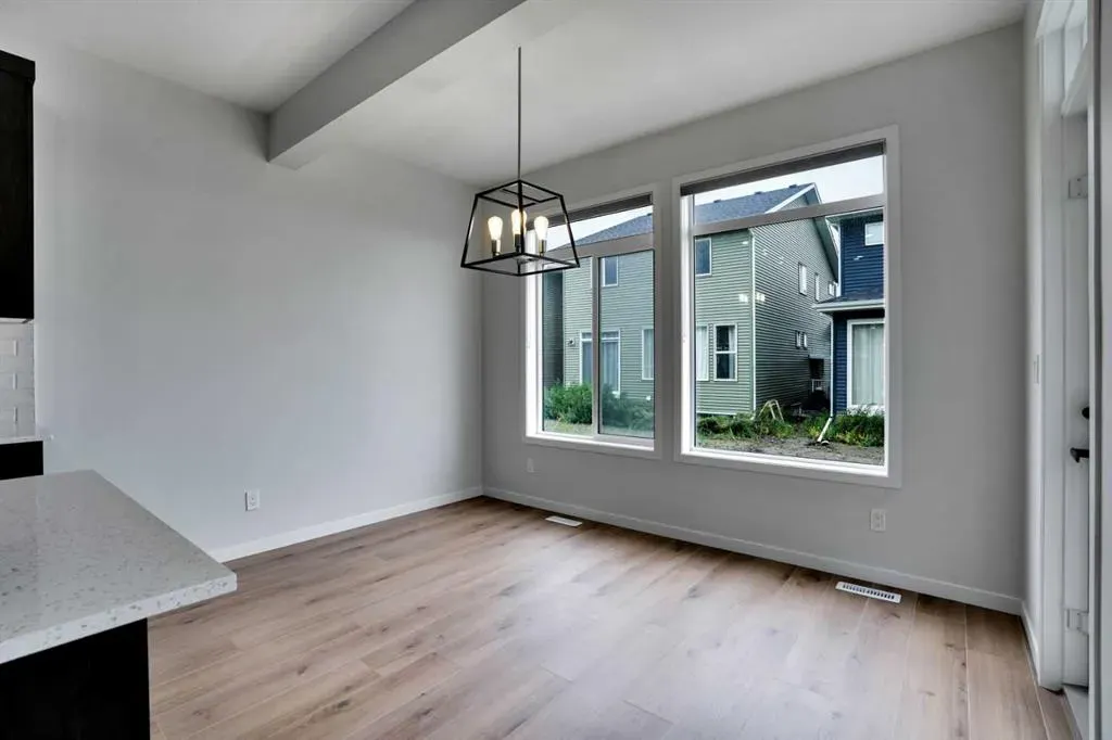 8 Corner Glen Row NE
