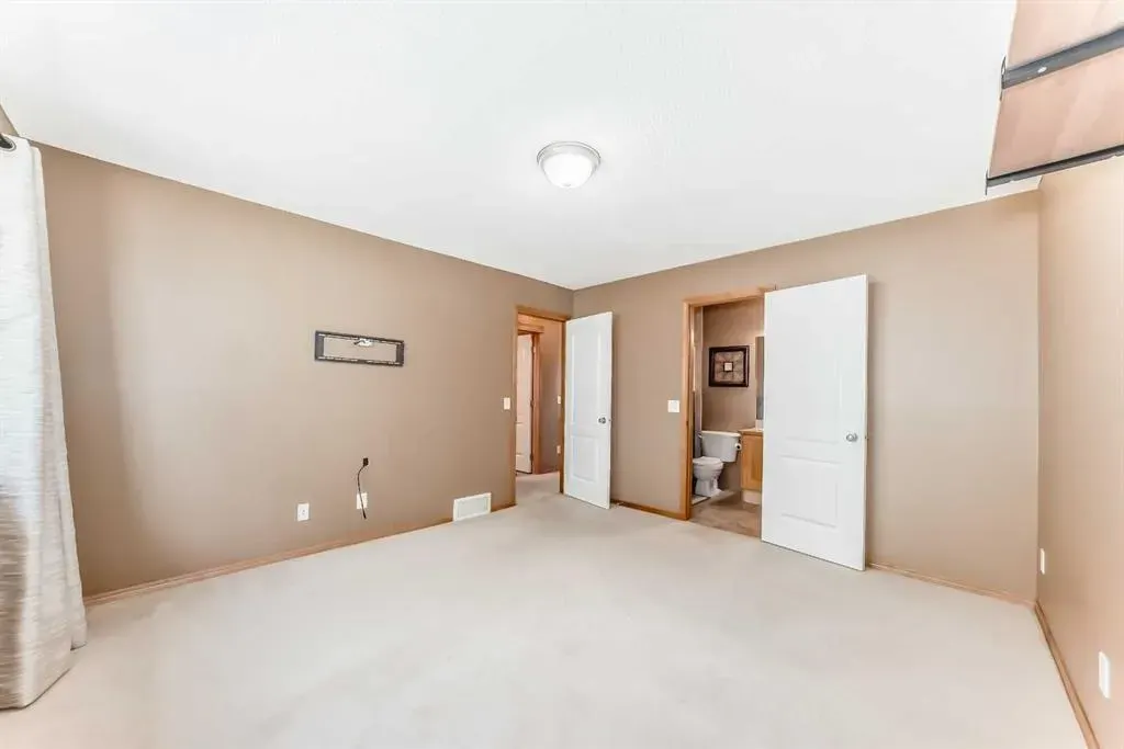 176 Cranwell Crescent SE