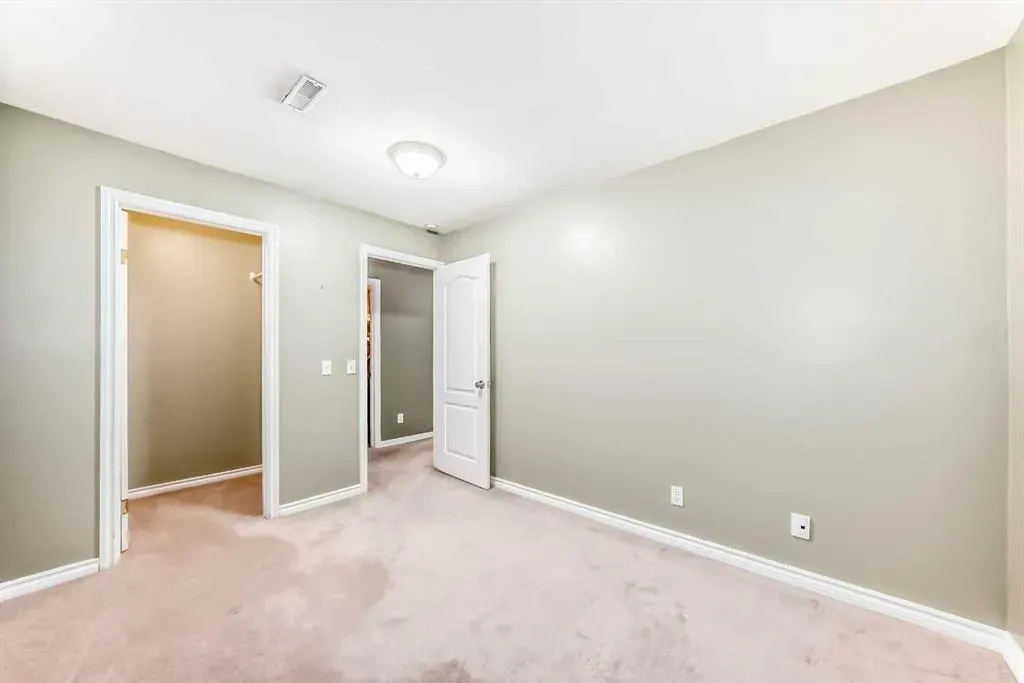 176 Cranwell Crescent SE