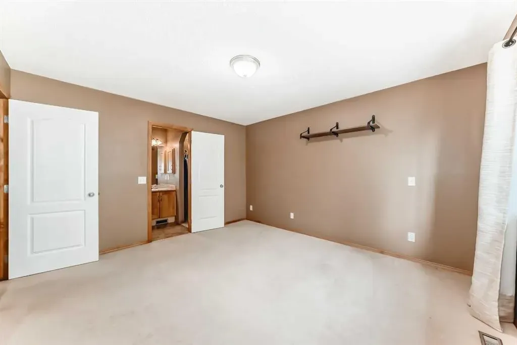 176 Cranwell Crescent SE