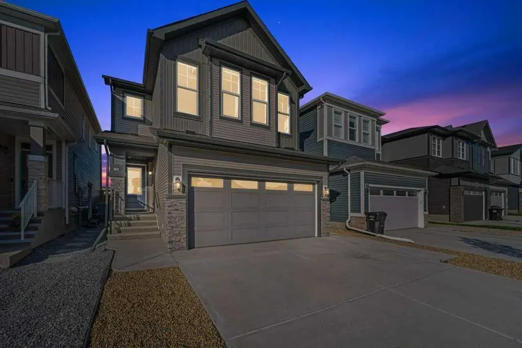 166 Carringsby Way NW
