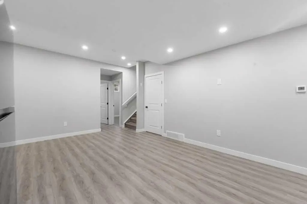 166 Carringsby Way NW
