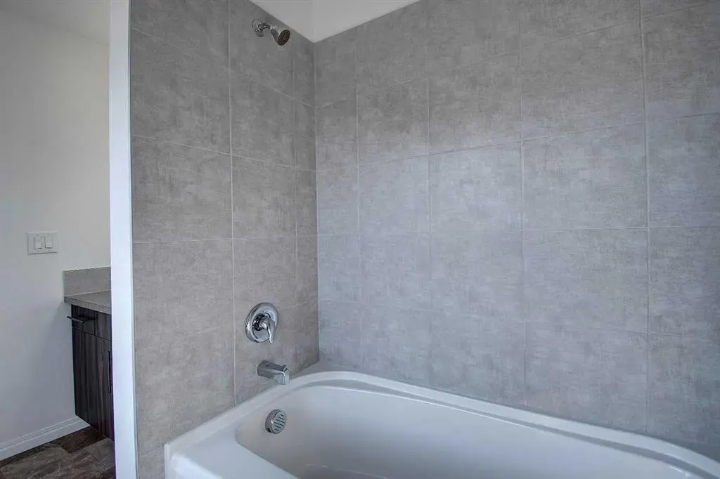 221 Hillcrest Gardens SW