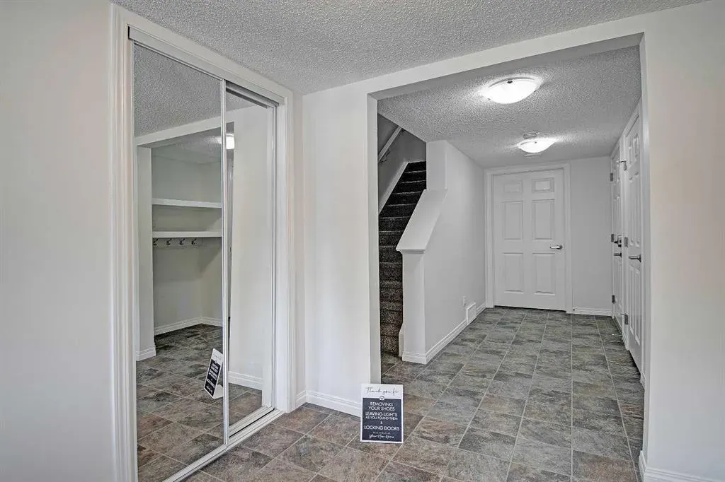 221 Hillcrest Gardens SW