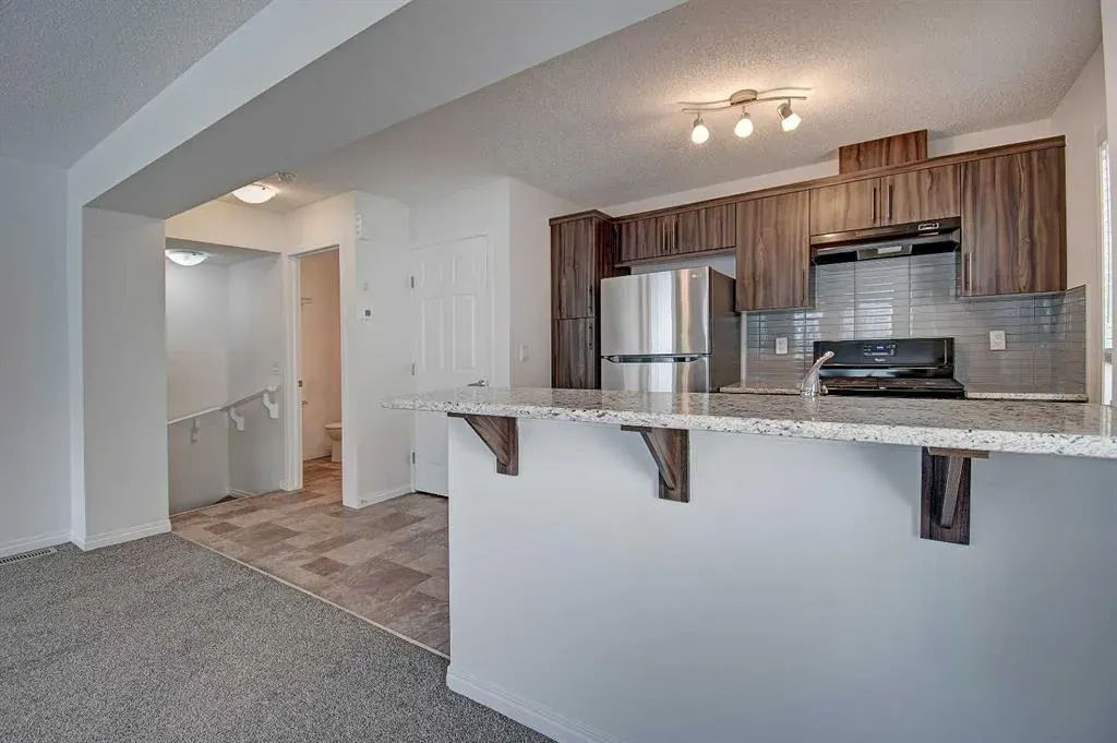 221 Hillcrest Gardens SW