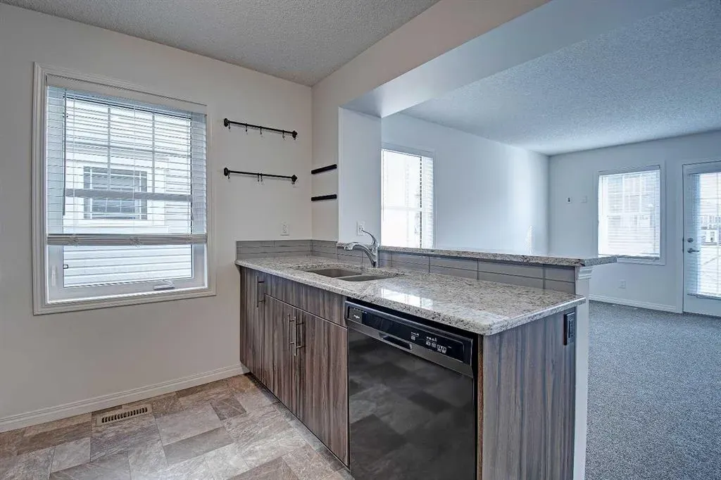 221 Hillcrest Gardens SW
