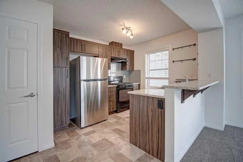221 Hillcrest Gardens SW