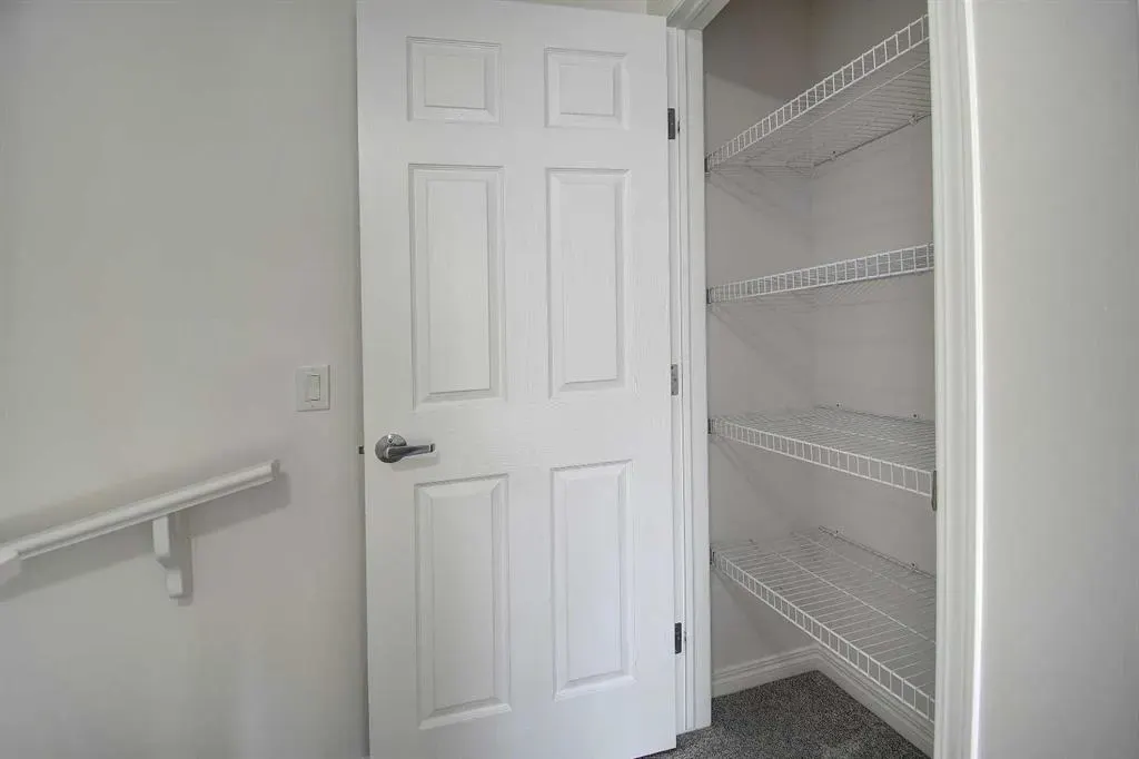 221 Hillcrest Gardens SW
