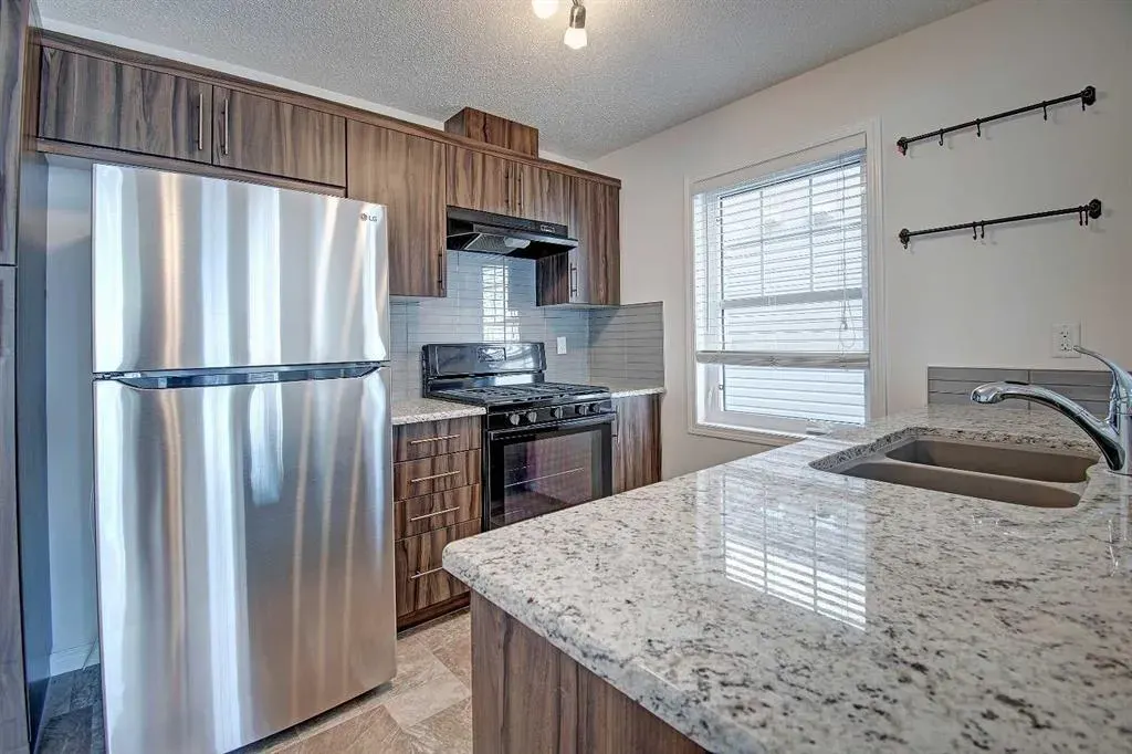221 Hillcrest Gardens SW
