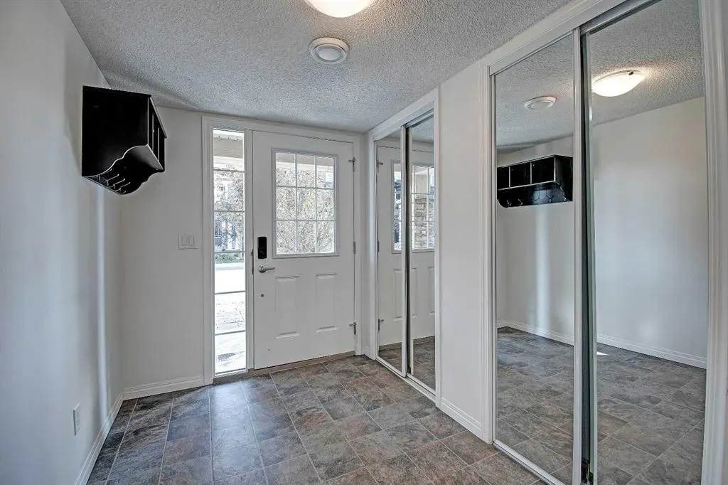 221 Hillcrest Gardens SW