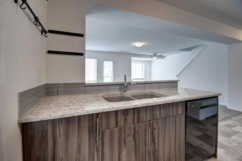 221 Hillcrest Gardens SW