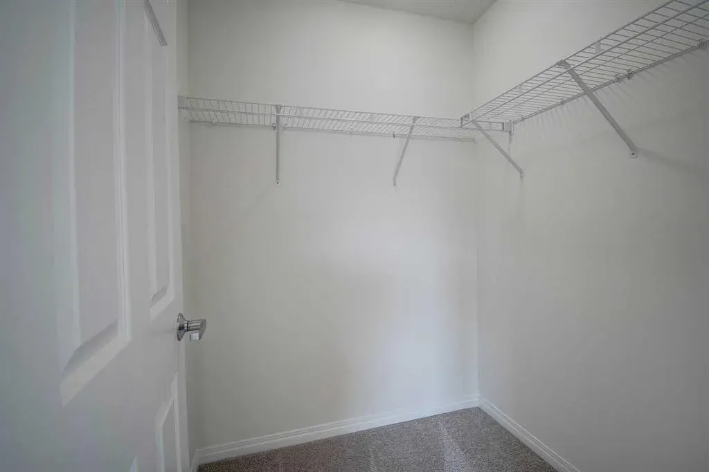 221 Hillcrest Gardens SW