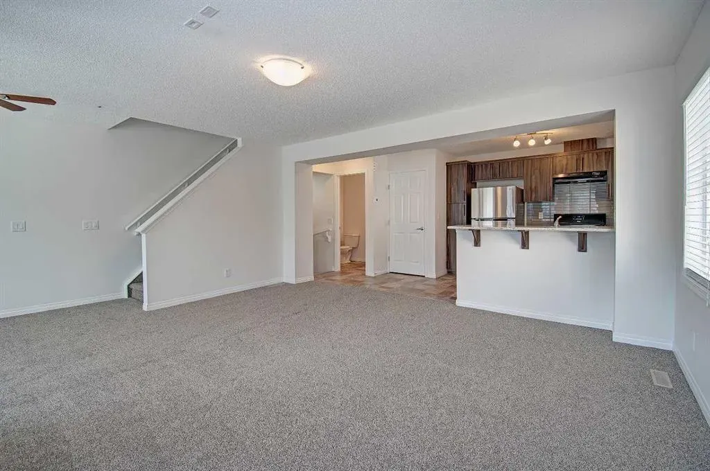 221 Hillcrest Gardens SW